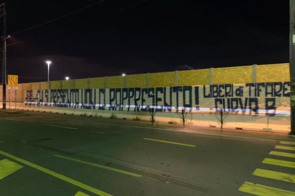 Manifestazione degli ultras di estrema destra a Roma: si dissocia la curva del Napoli Manifestazione degli ultras di estrema destra a Roma: si dissocia la curva del Napoli