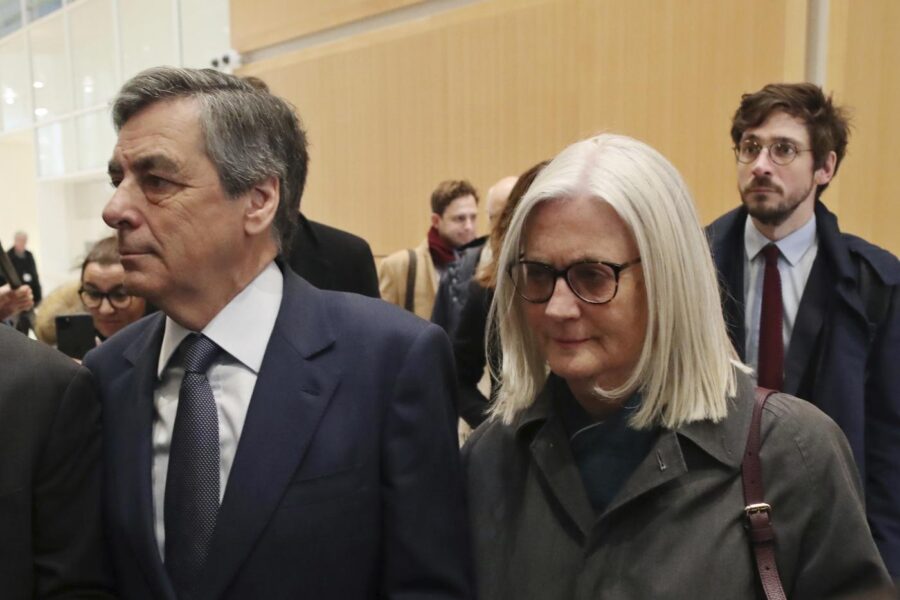 L’ex primo ministro francese Fillon condannato a 5 anni per gli ‘incarichi fittizi’ a moglie e figli
