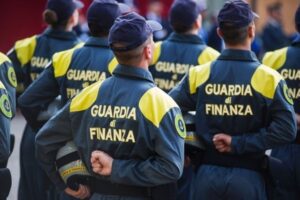 Finti finanzieri entravano in casa e derubavano le vittime: 10 arresti