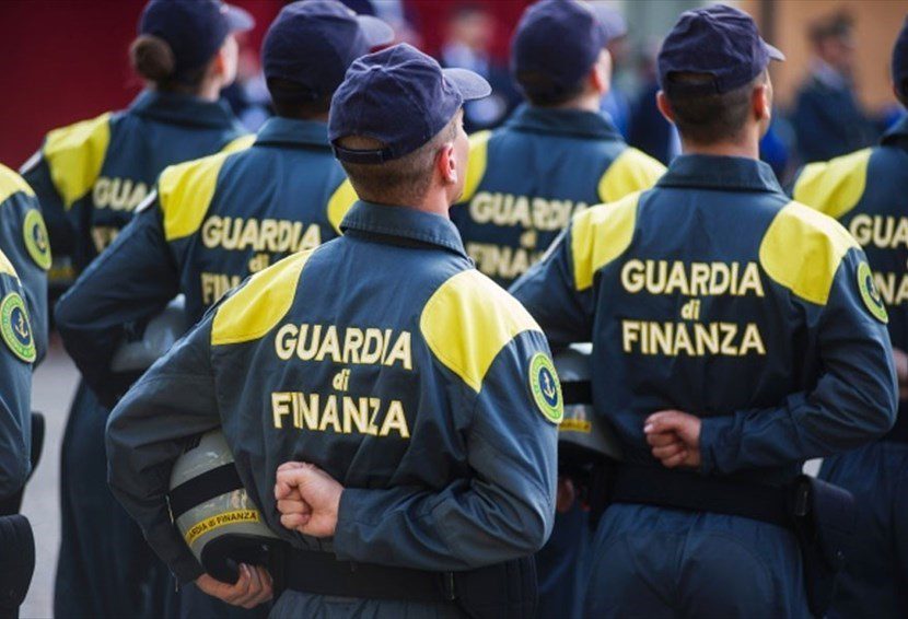 Finti finanzieri entravano in casa e derubavano le vittime: 10 arresti