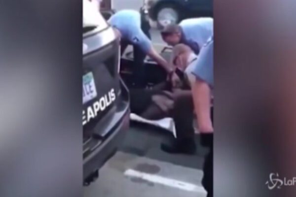 Nuovo video sulla morte di George Floyd: “Vuoi lasciare che uccidano un uomo di fronte a te?”