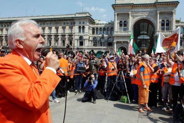 Gilet arancioni a Roma senza mascherina: insulti a Mattarella e Conte