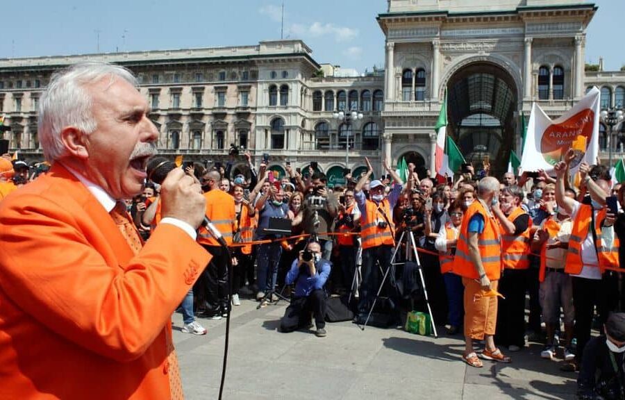 Gilet arancioni a Roma senza mascherina: insulti a Mattarella e Conte
