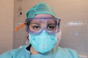 Giulia, l’infermiera colpita dal coronavirus: “Dedico ai complottisti ogni iniezione, pastiglia ed ematoma. Vergognatevi”