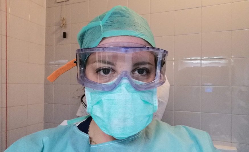 Giulia, l’infermiera colpita dal coronavirus: “Dedico ai complottisti ogni iniezione, pastiglia ed ematoma. Vergognatevi”