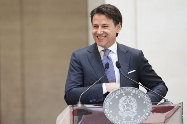 Conte prepara il suo partito e fa infuriare il Pd