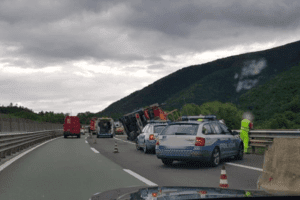 Incidente sull’A15, camion si ribalta: due operai precipitano dal ponte sul fiume Magra Incidente sull’A15, camion si ribalta: due operai precipitano dal ponte sul fiume Magra