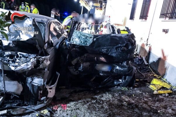 Frontale tra due auto nel Bolognese, 4 morti: tra le vittime una bambina
