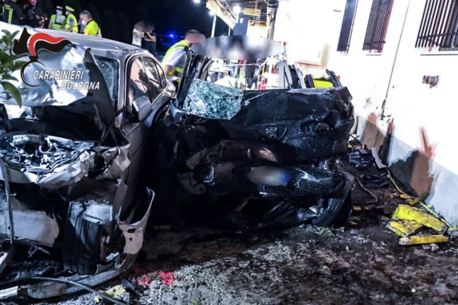 Frontale tra due auto nel Bolognese, 4 morti: tra le vittime una bambina