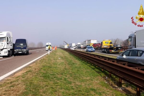 Incidente sull’A12 tra moto e camion, centauro muore nello schianto
