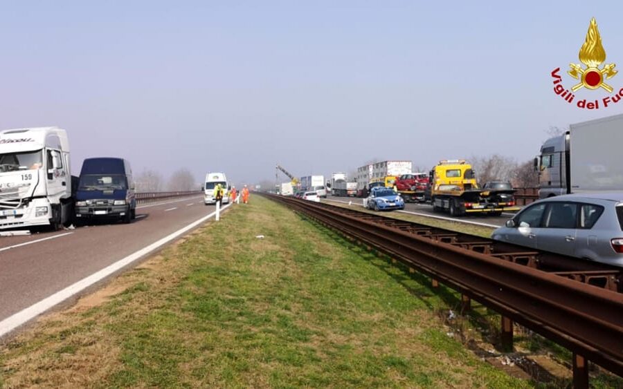 Incidente sull’A12 tra moto e camion, centauro muore nello schianto