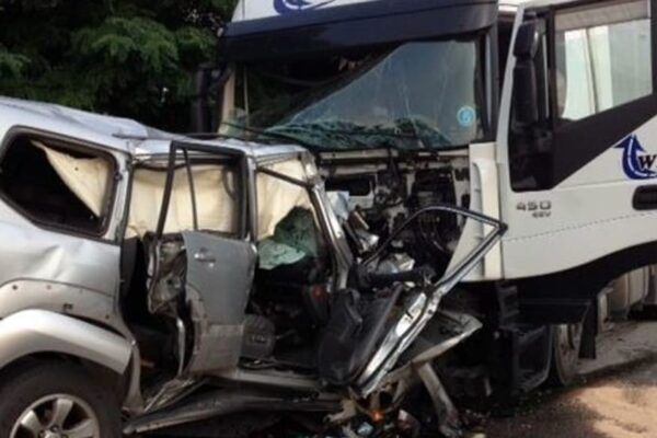 Alba devastante, schianto auto-camion: muore giovane