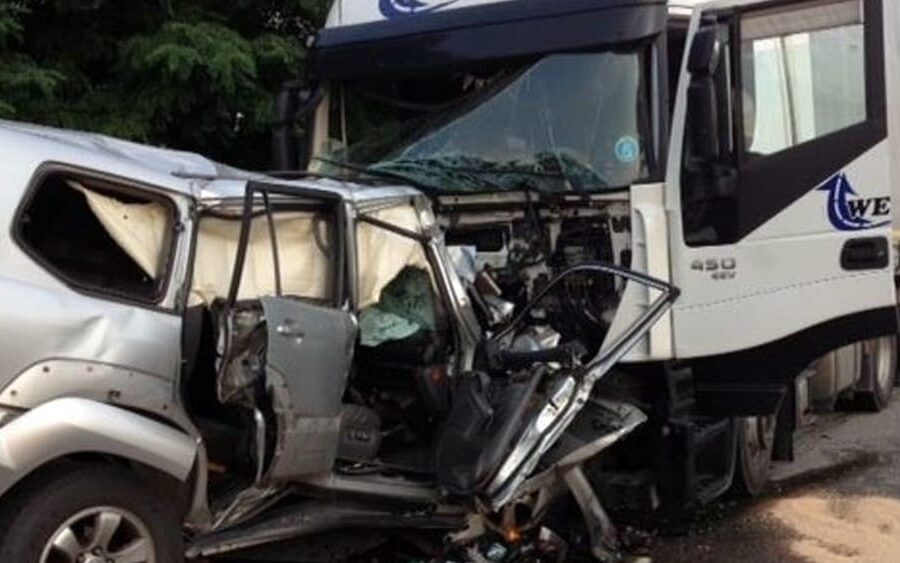 Alba devastante, schianto auto-camion: muore giovane