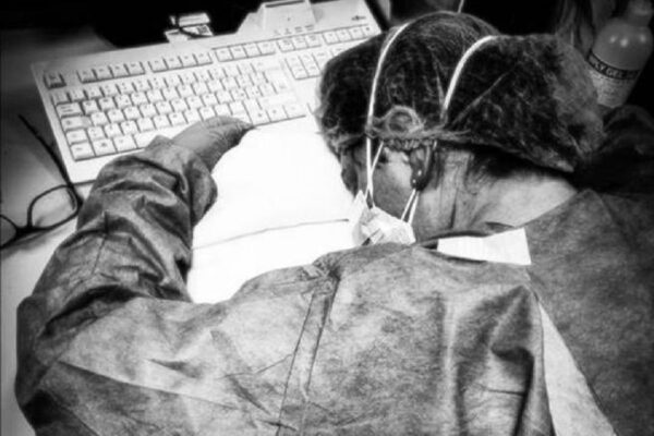 La foto simbolo dell’emergenza Covid, con l’infermiera Elena Pagliarini stremata al pc