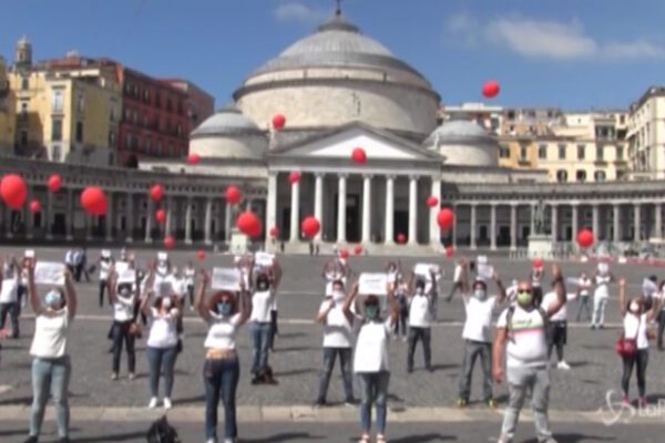 “Siamo a rischio ogni giorno”, il grido degli infermieri in piazza a Napoli