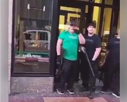 Proteste negli Usa, difendono con fucili a pompa il negozio