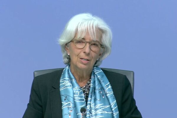 La Bce aumenta il ‘bazooka’ anti-Covid, altri 600 miliardi per l’acquisto di debito: “Frenata economia senza precedenti”