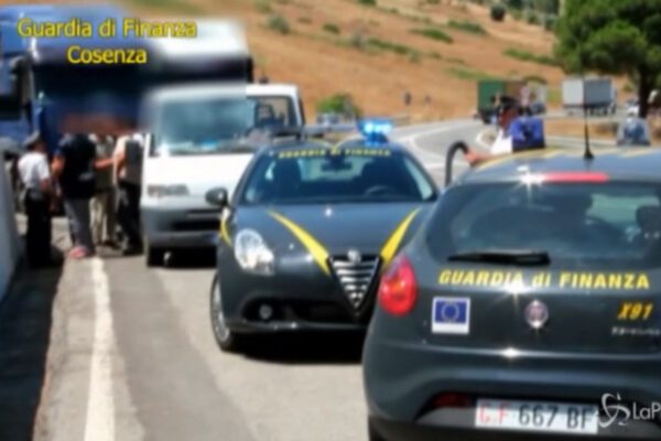 la finanza di Cosenza contro il caporalato: 60 misure cautelari