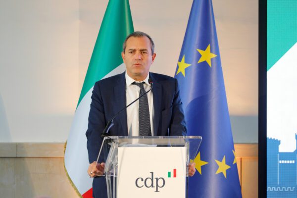 Napoli annaspa tra i debiti, ma de Magistris si giustifica: “Troppi ostacoli”