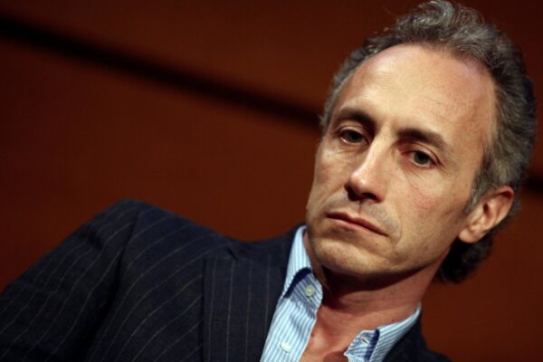 Marco Travaglio è convinto di essere un magistrato e protesta perché un Pm parla in Tv…