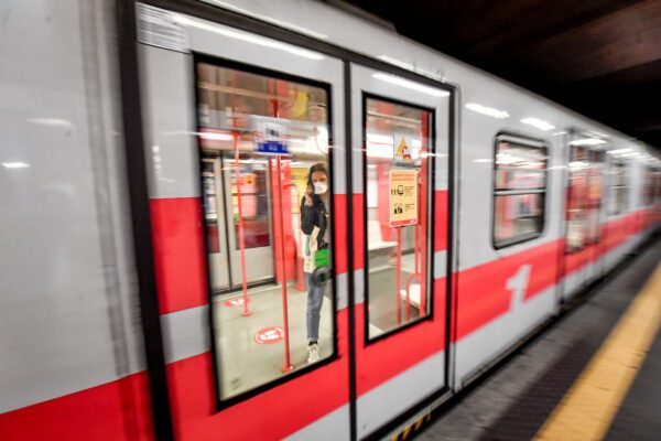 Borseggiatrici a Milano, la “confessione”: “Guadagno fino a 1.000 euro al giorno, a volte ho sensi di colpa”