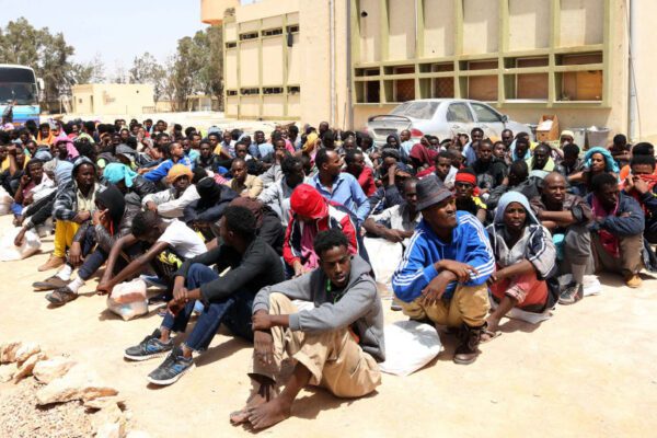 Libia, l’allarme di Medici senza frontiere: “Migranti allo stremo, vanno evacuati”
