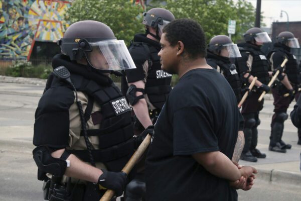 Minneapolis smantella la polizia dopo la morte di George Floyd, a New York saranno tagliati i fondi