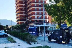 Focolaio Mondragone, molotov contro ‘furgone bulgaro’. De Luca minaccia: “A 100 casi di Covid chiudo tutta la città”