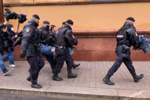 Mosca, attivisti arrestati “Violavano distanziamento sociale”