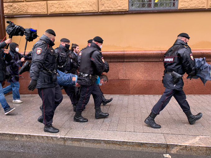 Mosca, attivisti arrestati “Violavano distanziamento sociale”