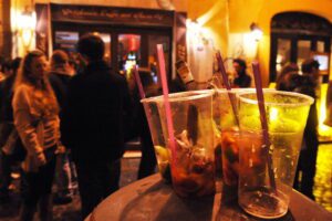 Ordinanza anti-movida di De Luca: stop agli alcolici all’aperto