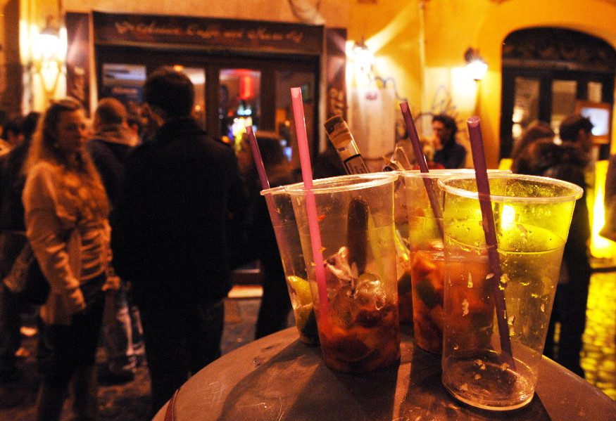 Ordinanza anti-movida di De Luca: stop agli alcolici all’aperto