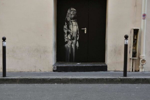 Ritrovata in Italia la porta del Bataclan con il murale di Banksy rubato nel 2019