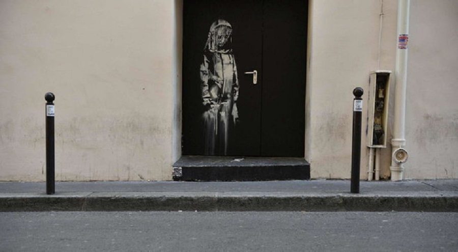 Ritrovata in Italia la porta del Bataclan con il murale di Banksy rubato nel 2019
