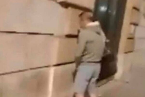 Urina sotto Palazzo Chigi, denunciato il promotore della ‘Marcia su Roma’: “Vi scateno la rivoluzione”