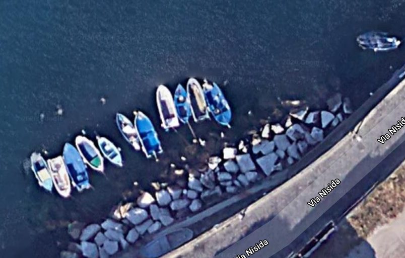 Ragazza spinta dal fidanzato sugli scogli di Nisida: “condizioni stabili ma resta in pericolo di vita”