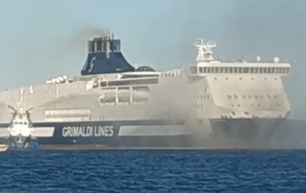 Sardegna, traghetto in fiamme: 100 a bordo