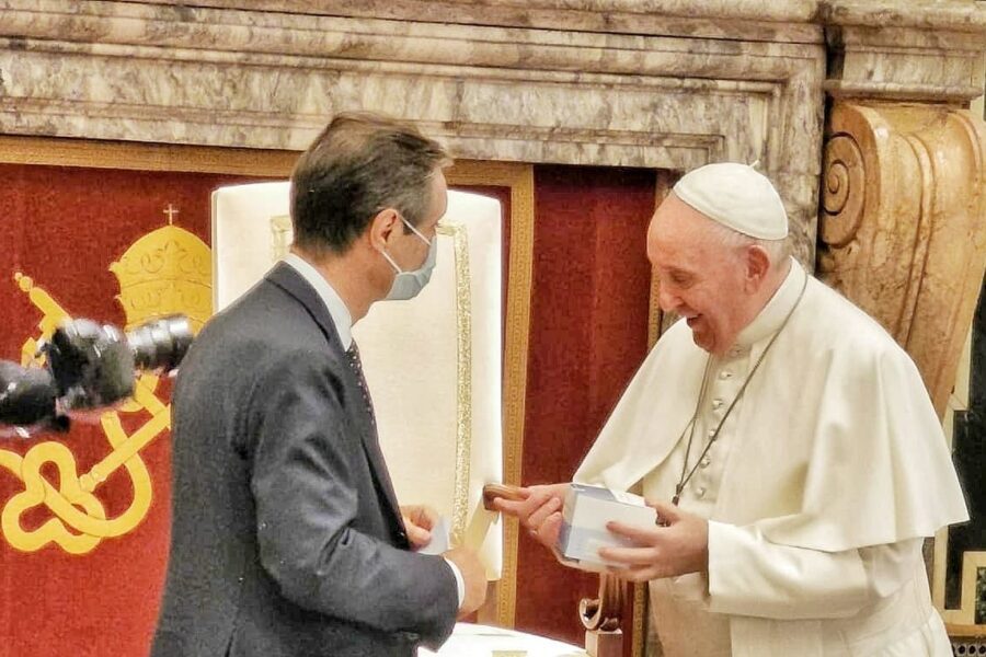 Fontana invita il Papa in Lombardia: “Ci porti luce contro le tenebre che ci hanno avvolto”