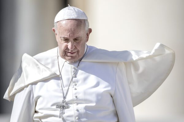 Papa Francesco furioso, tenuto all’oscuro della nota anti-gay dei vescovi