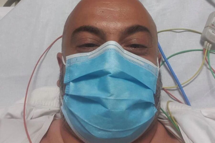 Gianluigi Paragone in codice rosso per un incidente in scooter: “Mi dovrete sopportare ancora”