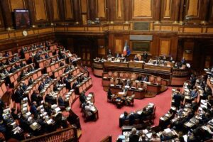 Bonus a deputati e politici, nessun reato ma solo una legge scritta con i piedi