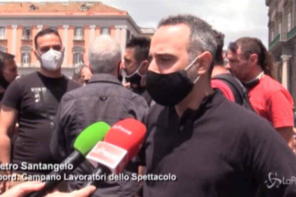 Artisti e operatori dello spettacolo in piazza a Napoli: “Per noi nessuna ripartenza”