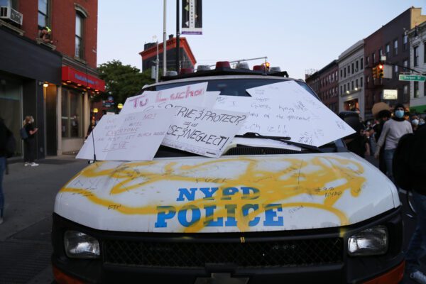 Bruciano gli Usa, salgono morti e feriti: Trump minaccia uso dell’esercito contro le proteste