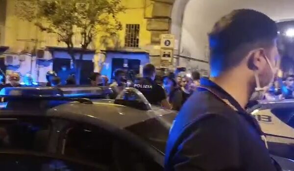 Napoli, blitz nella piazza della movida: giovani contro polizia, tre fermi