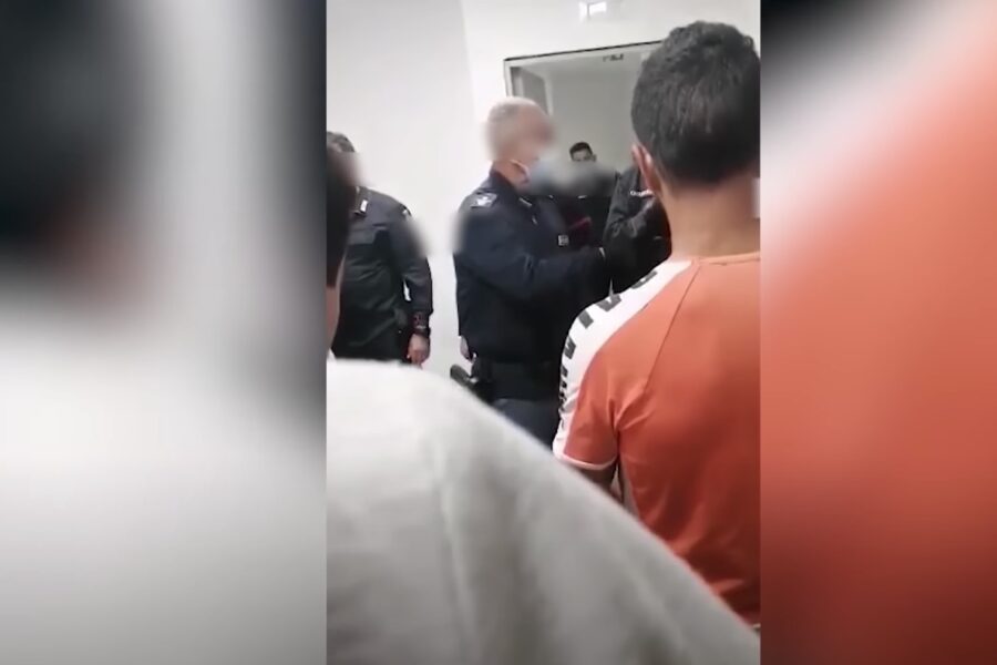 Migranti presi a schiaffi e costretti a picchiarsi, rimosso poliziotto del video della vergogna