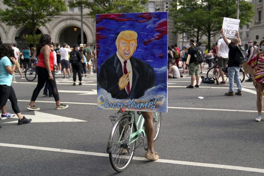 George Floyd: analisi rivolta social. Trump resiste ad Anonymous, Obama oscura Biden