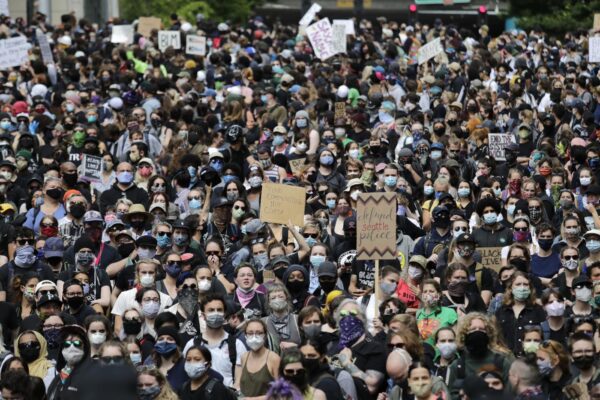 Proteste George Floyd, auto si lancia su manifestanti a Seattle: guidatore spara, un ferito