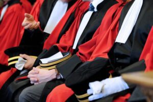 La legge non è uguale per tutti: Pm senza limiti di spesa, inquisiti costretti a pagare migliaia di euro La legge non è uguale per tutti: Pm senza limiti di spesa, inquisiti costretti a pagare migliaia di euro