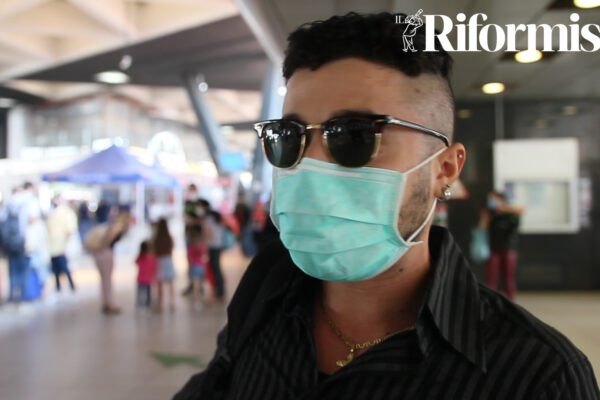 Riaperture tra regioni, arrivano a Napoli i primi passeggeri: “Ci hanno fatto più controlli qui”