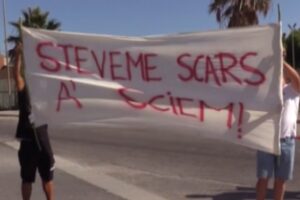 Salvini a Mondragone, striscioni e cori contro: “Da ministro cosa ha fatto? Qui per passerella”